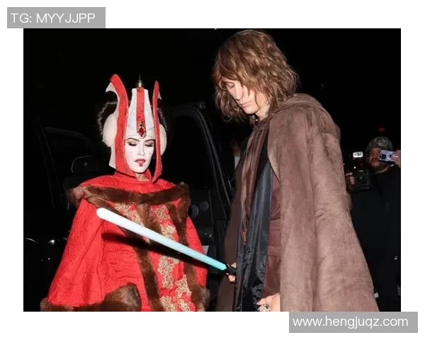 什么时候复出啊？福克斯一家四口万圣节装扮模仿《骄傲一家亲》