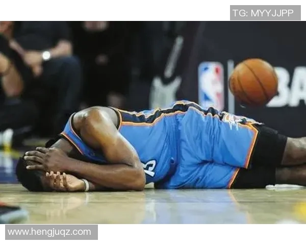 小贾伦位置冲突肘击对手，裁判回看维持普通犯规